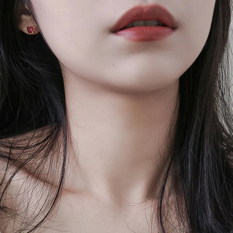 Huitan Очарователни Обеци Сърце Червен Цирконий Пиърсинг Булчински Сватбени Бижута Шикозни Обеци Пиърсинг Грациозна Дама Аксесоари за Годеж