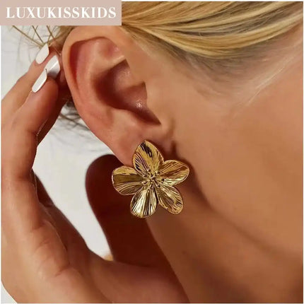 LUXUKISSKIDS 2 бр. Дамски модни модерни обеци от неръждаема стомана с цветя, комплект от позлатени бижута, подаръци за парти