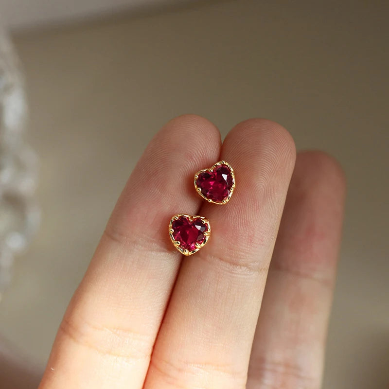 Huitan Очарователни Обеци Сърце Червен Цирконий Пиърсинг Булчински Сватбени Бижута Шикозни Обеци Пиърсинг Грациозна Дама Аксесоари за Годеж