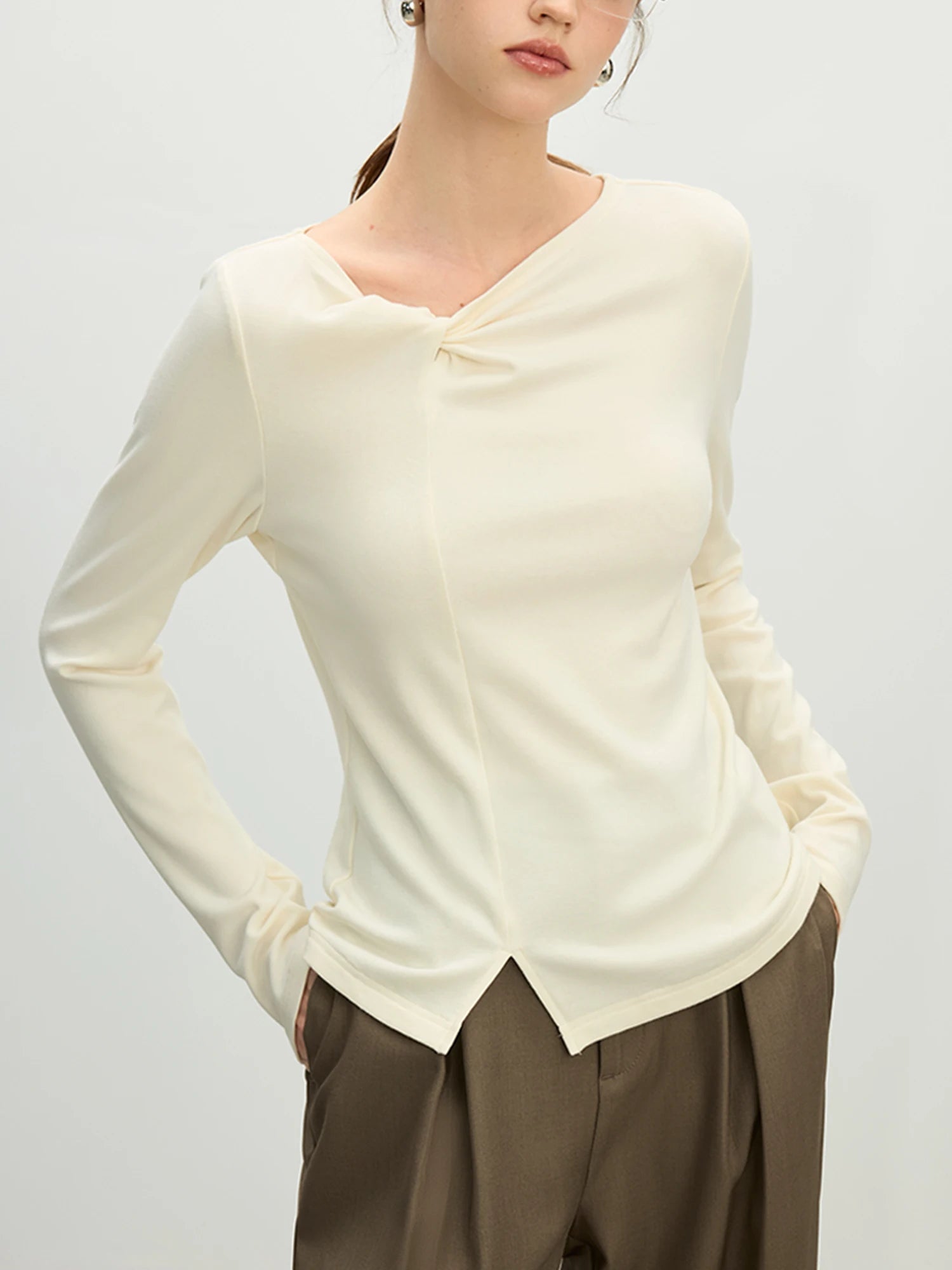 FSLE Дамски бежов памучен топ с дълъг ръкав 2025 Пролетен дамски черен пуловер с неправилна яка, дамска тениска